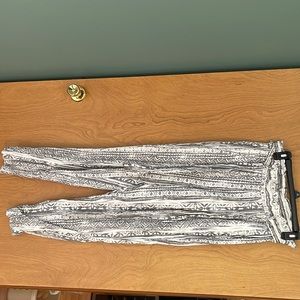 Stretchy dress pants. Good condition. Size medium. Has pockets.